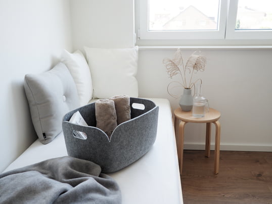 The Restore storage basket by Muuto in the ambience view: In the felt basket you can provide towels and other small things for your guests in the guest room.