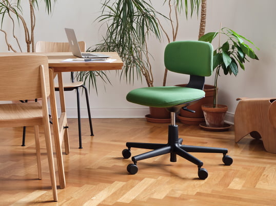 The Rookie office chair by Vitra in the ambience view: The green office chair can be adjusted in height and thus optimally adapts to any table height.