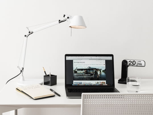 The desk lamp by Artemide Tolomeo Tavolo in the ambience view: The lamp can be optimally aligned to the workplace thanks to the flexible swivel arm and the rotatable lampshade.