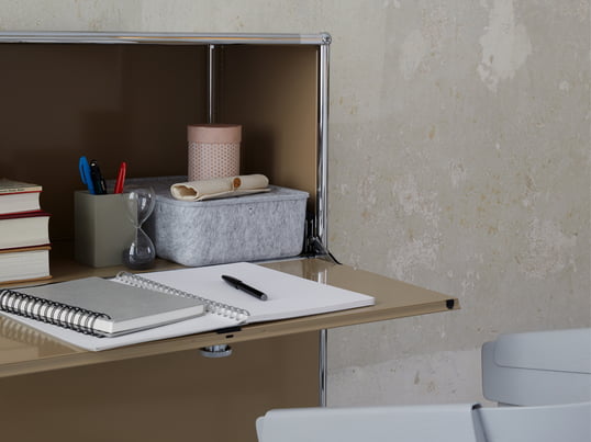 The Inos Box by USM Haller in the ambience view: The storage box looks good on any USM shelf, as storage space on a desk or on a side table.