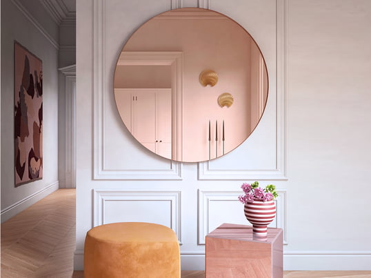 The Circum wall mirror by AYTM in the ambience view: The elegant mirror harmonizes perfectly with the Varia Sculptural vase and visually enlarges the hallway.