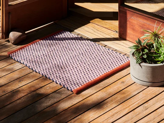 The doormat from Hay in the ambience view: Whether placed in front of the front door or in the hallway, the doormat becomes a stylish element in the entrance area thanks to its beautiful color combination.
