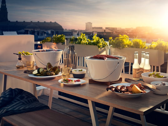 The table grill by Eva Solo in the ambience view: The simple table grill with its handle and wooden coaster ensures delicious barbecue evenings in the summer.