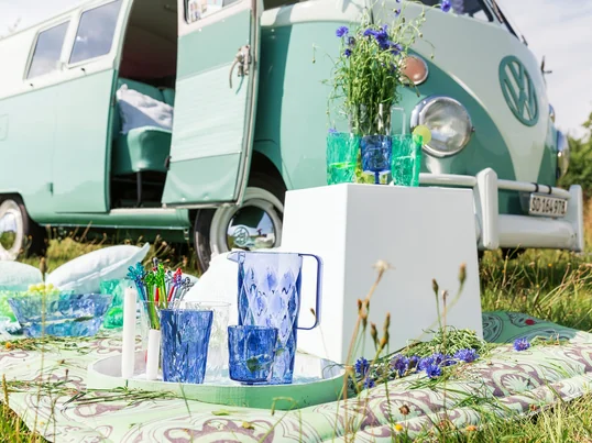 On hot summer days the Koziol - Crystal Collection - here: in blue and clear glass; consisting of a carafe, glasses and a salad bowl - invites you to relax outside and refresh yourself with a salad or cold drinks.