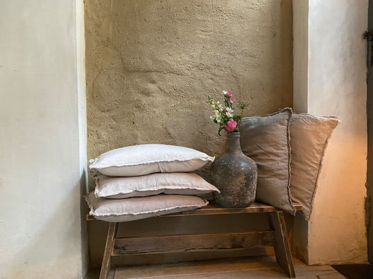 The Malaga pillowcase from Passion for Linen is available to a variety of colors that are ideal to combine - for example, in a natural color context.