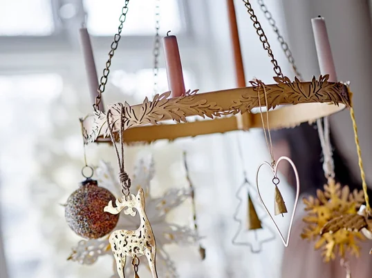 The Wenze Advent candle holder from Bloomingville in the ambience view. The Wenze Advent candle holder can be staged in many ways and supplemented with other decorative objects.