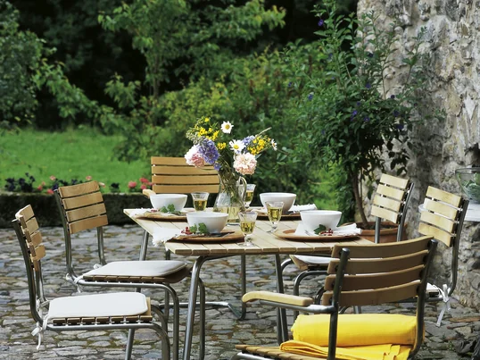 As soon as the days get longer and the nights milder, we are drawn outside. The living area is extended outside a bit more with every sunny day. Who doesn't love the fresh air and the gentle warmth of the first rays of sunshine? Balcony, terrace and garden are an important part of our quality of life.