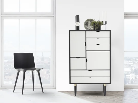 The monochrome version of S5 has drawer fronts and doors in a plain white. S5 is also available in a multicoloured version.