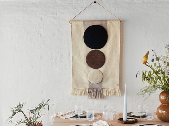 With the help of a wooden stick and a leather cord, the Maru tapestry from OYOY can be easily hung up. It creates a modern yet cosy living ambience in the room.