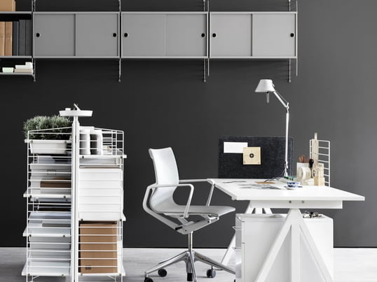 The freestanding shelf from the Works collection offers exactly the flexibility you are used to from String. The shelf can be individually configured - depending on the choice of boards - and fits perfectly with the Works desk from String.