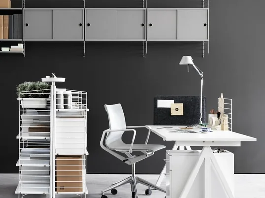 The free-standing shelf from the Works collection offers exactly the flexibility you are used to from String. Depending on the choice of shelves, the shelf can be individually configured and fits perfectly with the Works desk from String.