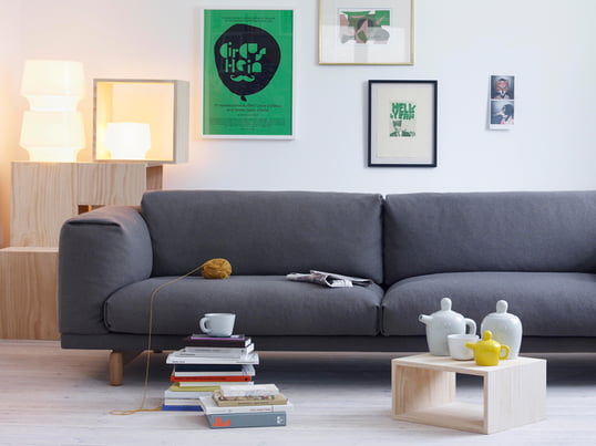 The Strand pendant light can be perfectly combined with the Outline sofa and the Soft side table from Scandinavian manufacturer Muuto. This creates a uniform look.