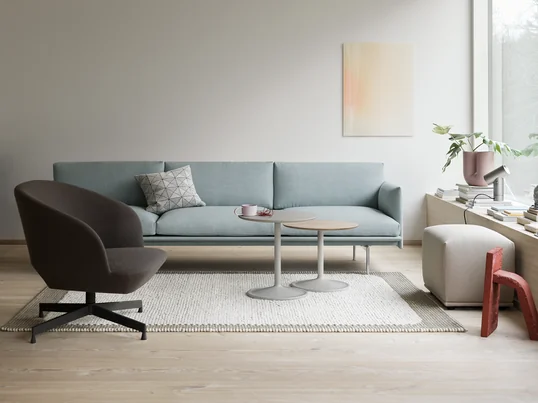 The Strand pendant light can be perfectly combined with the Outline sofa and the Soft side table from Scandinavian manufacturer Muuto. This creates a uniform look.