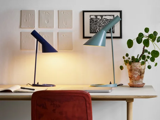 AJ table lamp from Louis Poulsen in the ambience view. The small and larger designer table lamp can be combined on the desk without taking up too much space.