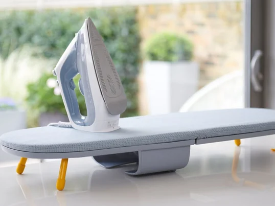 The Glide Pocket table ironing board from Joseph Joseph can be flexibly placed anywhere. When unfolded, it offers a generous ironing surface with a shape that is perfect for shirts, trousers, dresses and more.