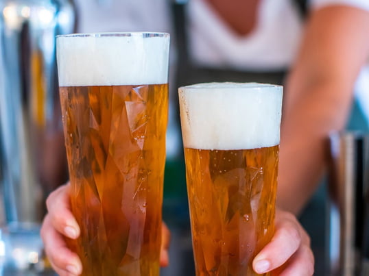The Club beer and wheat beer glasses from Koziol stand out clearly from classic beer glasses thanks to the special structure of the glass. Ideal for serving cool beers on a festive occasion.