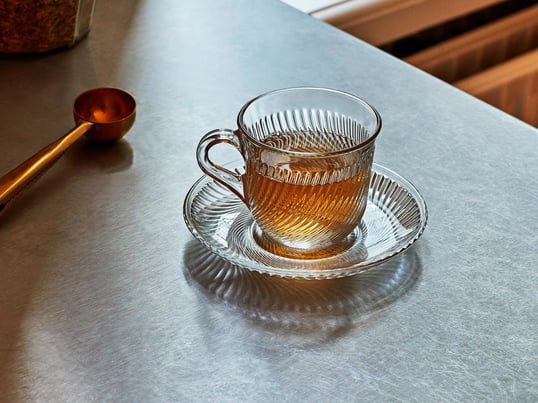 The classic Pirouette cup with the matching saucer by HAY convinces with its transparent material and the surrounding swirling rib pattern.