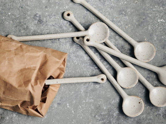 The Pion spoon by House Doctor is the matching spoon for the House Doctor Pion - a rustic and stylish porcelain spoon for every meal!