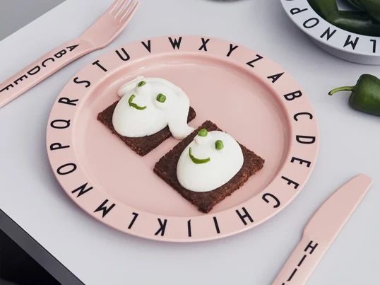 With the Eat & Learn Tritan plates from the Danish label Design Letters make eating fun for the little ones and help them explore the alphabet.