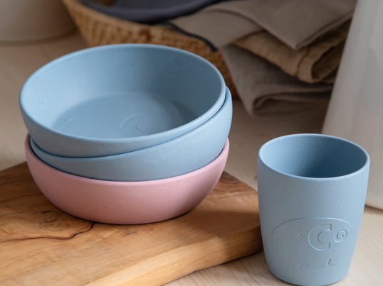 The Mums children's tableware from Sebra in the ambience view. The Mums children's tableware from Sebra is made of bioplastic and has a small amount of wood fiber.