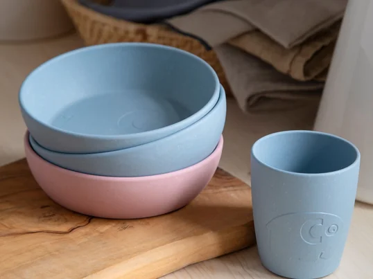 The Mums children's tableware from Sebra in the ambience view. The Mums children's tableware from Sebra is made of bioplastic and has a small amount of wood fiber.