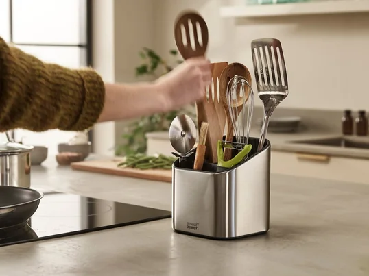 All kinds of utensils with long handles or small kitchen utensils such as peelers can be optimally stored. Depending on personal preference, Surface can also be used in the bathroom for cosmetics.