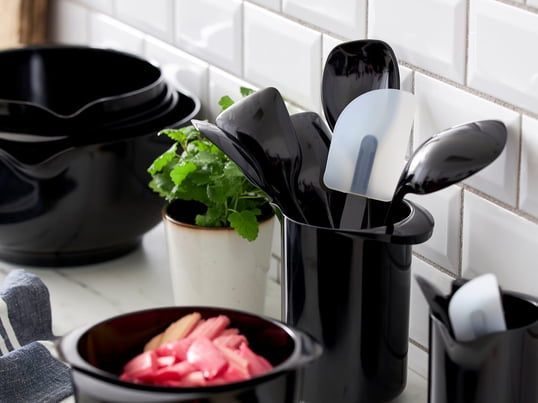 The Margrethe Dough scraper Classic L in black from Rosti simply belongs in the kitchen. The dough scraper is on melamine, scraper and handle are separable.