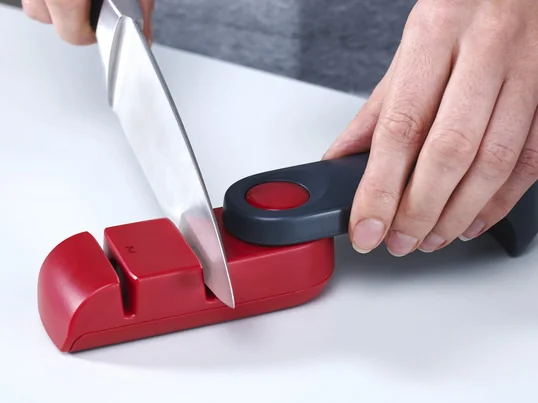 Two sharpening wheels made of ceramic provide the right handle for many knives. Various blades in a dull or even damaged condition can be improved again with the Joseph Joseph Rota knife sharpener.