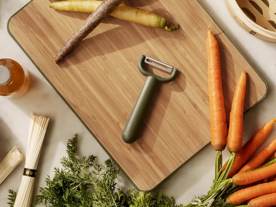 The Green Tool vegetable peeler from Eva Solo in the color green in the ambience view. The vegetable peeler is a faithful companion in the kitchen and helps in the preparation of vegetables for various dishes.