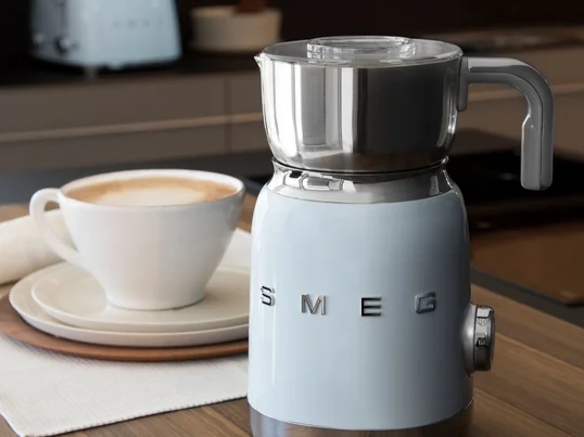 The 50's style milk frother MFF14 from Smeg in the ambient view. The milk frother can also be used to heat hot chocolate or milk.