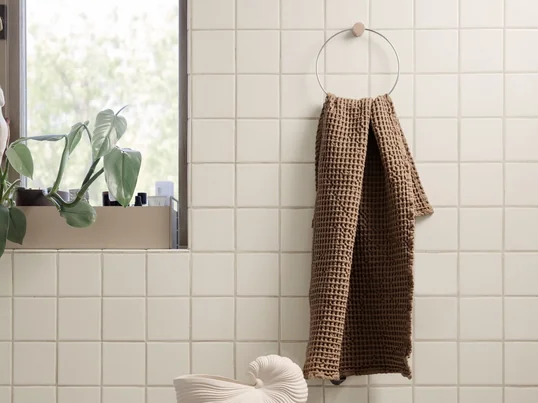 The Ferm Living towel rail in chrome is the ideal accessory for every bathroom. With a diameter of 20.5 cm, it holds even heavy and large towels.