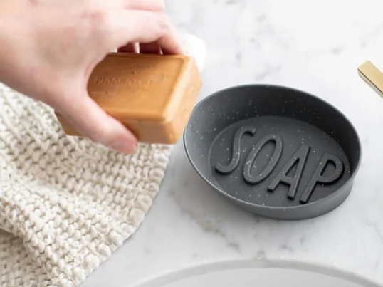 With its statement SOAP, the decorative Soap soap dish calls for a fragrant bar of soap. Made from recycled plastic, the dish from Koziol is not only decorative, but also environmentally conscious.