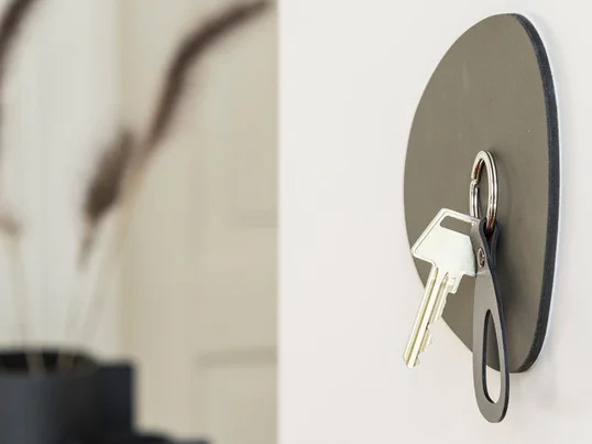 The key board is easily stuck to the hall with the help of adhesive strips. Thanks to its organic shape, the key board can be hung up in the hallway to pin up your keys or in any other room to serve as a decorative feature.