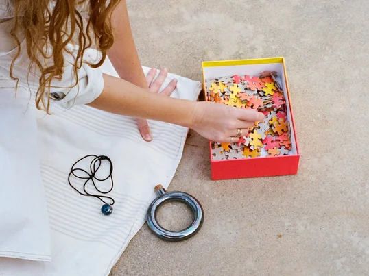 The colour gradient Puzzle from Areaware in red / yellow brings a lot of colour into the house on gloomy winter days and cold evenings and thus conveys a very special liveliness.