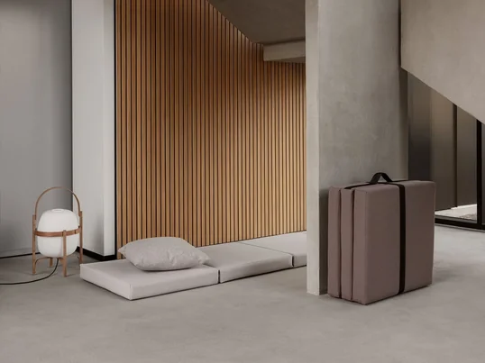 The Handy suitcase mattress from the Danish design company Softline is practical, decorative, functional, easy to store and simple to unfold. It consists of a triple-folding mattress that can be unfolded into a sleeping mattress - as a guest bed or as a play mat for the children.