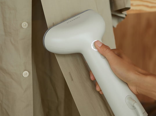 This steam iron transforms wrinkled clothes into wrinkle-free smooth. The steam of the Cirrus reduces unpleasant odors and efficiently kills bacteria, making it an ideal alternative to classic washing in the washing machine.
