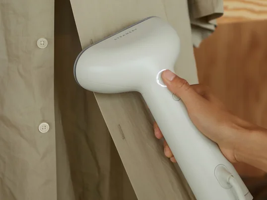 This steam iron transforms wrinkled clothes into wrinkle-free smooth. The steam of the Cirrus reduces unpleasant odors and efficiently kills bacteria, making it an ideal alternative to classic washing in the washing machine.