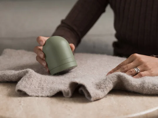 The lint shaver Pilo 2 from Steamery offers the perfect balance between function and aesthetics. The lint shaver is gentle on textiles, yet effective enough to remove lint and knots.