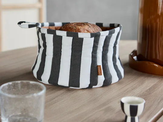 The Toppu bread basket from OYOY is a perfect blend of style and functionality for the kitchen or dining area. It brings a touch of Scandinavian elegance to the table. Its organic cotton construction guarantees durability.