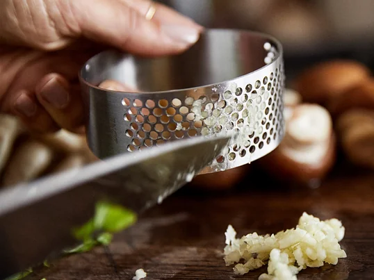 The stainless steel press easily manages without any mechanical parts. The handling is extremely simple: roll the ring over the garlic clove. The crushed clove can then be scraped off the ring.