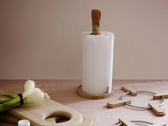 The Soft Board cutting board and the Norr Kitchen roll holder from Skagerak are made of sustainably grown wood and convince as practical kitchen helpers with charm.