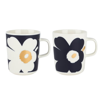 https://cdn.connox.com/m/100106/678642/media/Marimekko/AW-2023/Marimekko-Oiva-Juhla-Unikko-Becher-mit-Henkel-250-ml-weiss-dunkelblau-gold-2er-Set.jpg