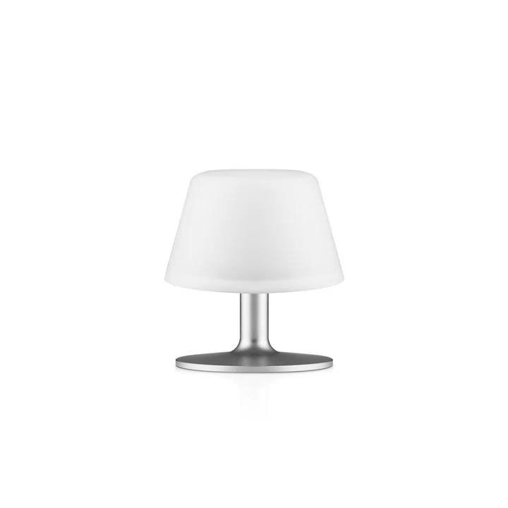 The SunLight garden table lamp from Eva Solo has an automatic function