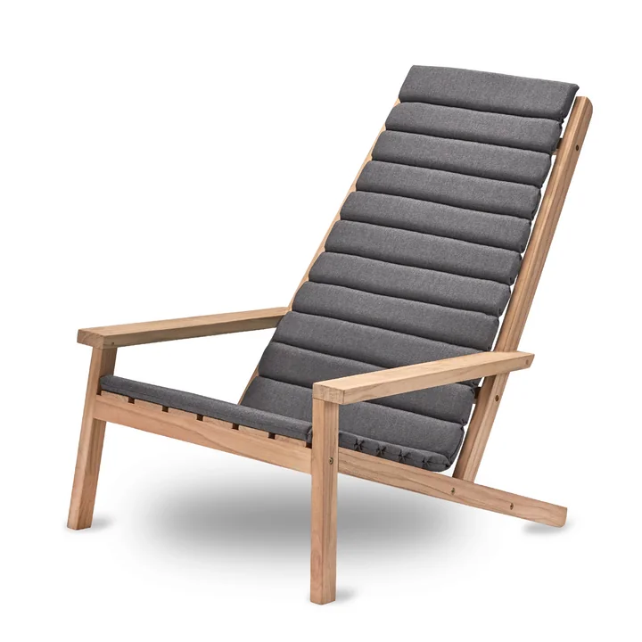Between Lines Deck Chair with support from Skagerak