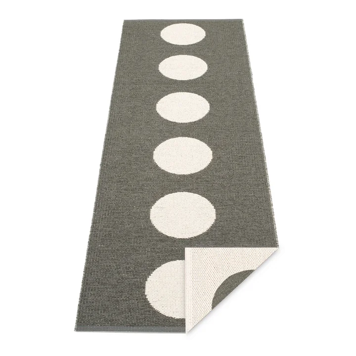 Vera Rug 70 x 225 cm by Pappelina in Charcoal / Vanilla