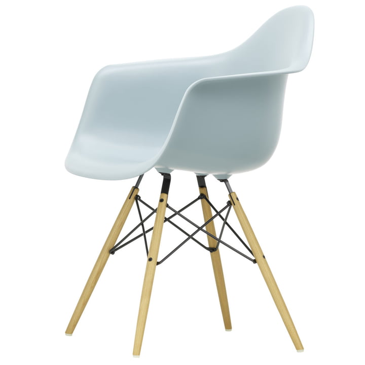 The Vitra - Eames Plastic Armchair DAW (H 43 cm), honey-colored ash / ice grey, white felt glides