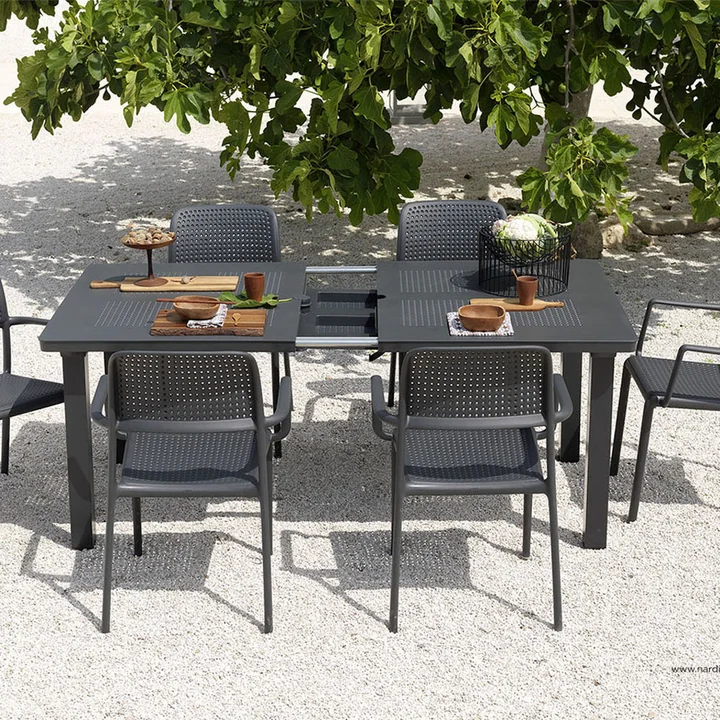 The Libeccio extending table from Nardi in the garden