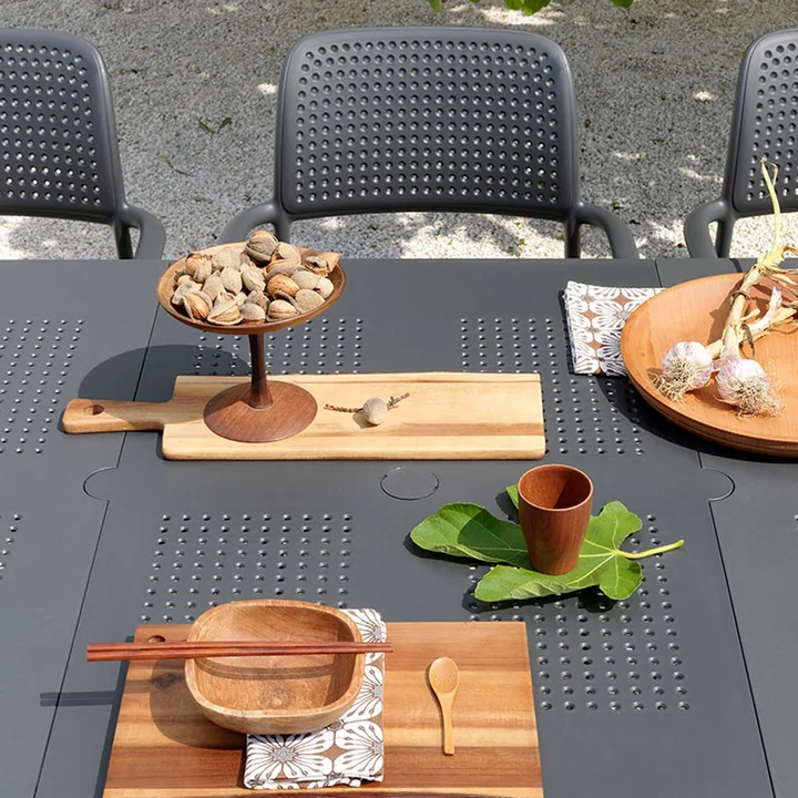 The Libeccio extending table from Nardi covered with tableware