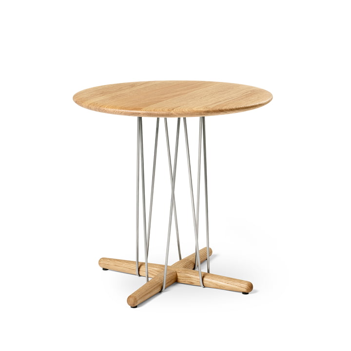 E021 Embrace side table, Ø 48 x H 48 cm in oiled oak / stainless steel by Carl Hansen