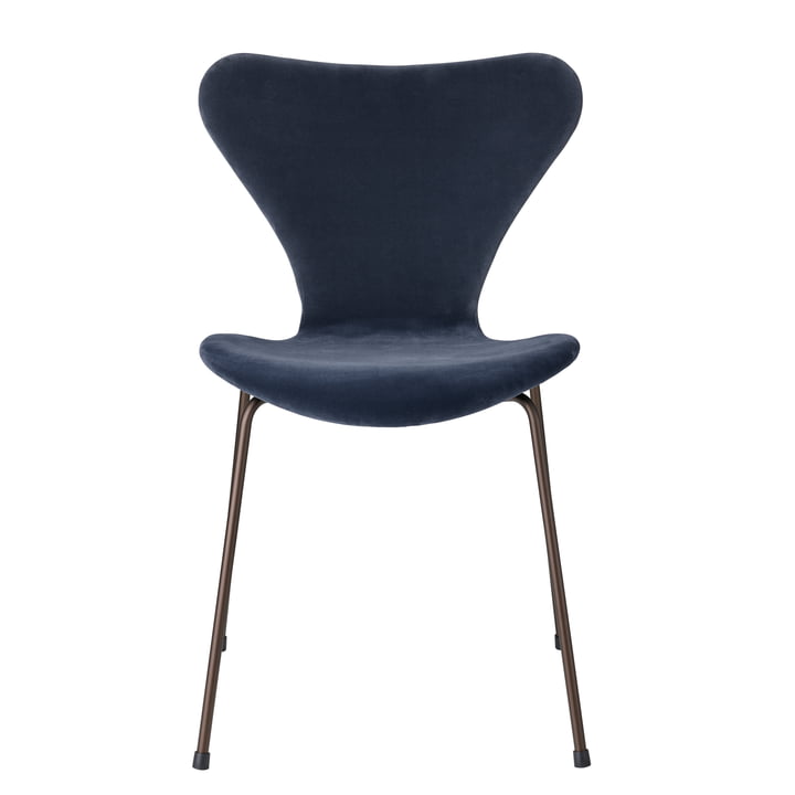 Series 7 Velvet Edition chair fully upholstered by Fritz Hansen in gray-blue